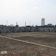 塀には歴史を語る彫刻群