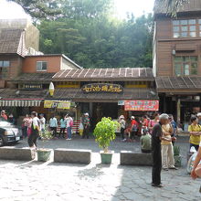 駅前には、お土産屋さん多数。