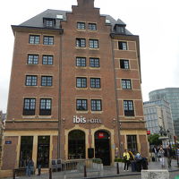 アゴラ広場に面しています。