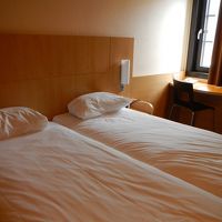 室内は狭い・・この写真に写るのがほぼ全て。