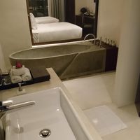 部屋とバスルームの間の窓にはブラインドがあります