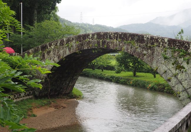 豊後の国の一の宮は立派な石のアーチ橋と樹齢400年を超える藤が有名