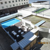 客室の窓から階下を見るとプールが見えました。