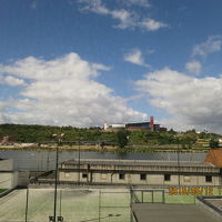 窓から川と対岸の丘が見えるのが開放感があります。