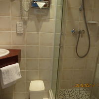 洗面台とシャワーブース