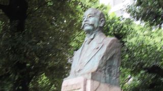 東大構内にある日本の生化学の功労者の像