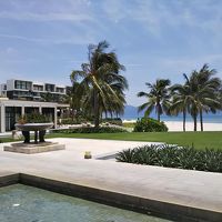 リゾート内の植栽の手入れが完璧に行き届いている。