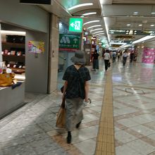 長い地下街です