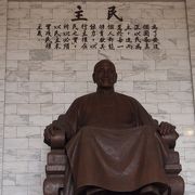 蒋介石の功績をたたえた像