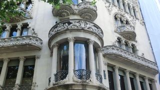 建物ウォッチングが楽しい通りです