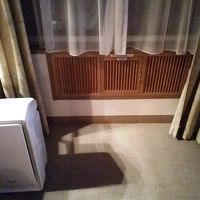 窓の下に換気口あり、開けて寝たら寒くて夜中に目が覚めた。