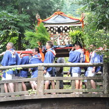 国造神社から宮川の橋を渡る神輿