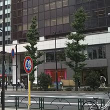 山手線の有楽町駅前、通りを渡る正面がスバル座の有楽町ビル