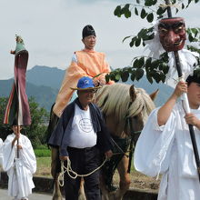 神幸行列の先頭を行く人たち