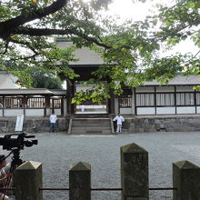 御還門ここから境内に入っていく