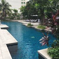 ビルの谷間ですが静かで落ち着いたプール