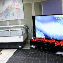 座って休めるスペースではB級グルメ情報を紹介する映像が。