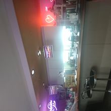 店内にネオンサインがある