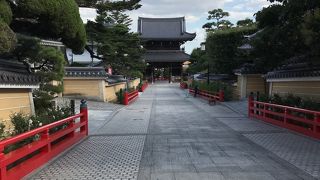 お寺の中から山門を見ると綺麗さ倍増