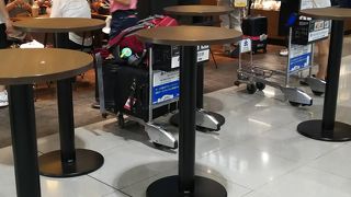 込み合っています