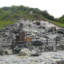 ここが神社の裏手の殺生石
