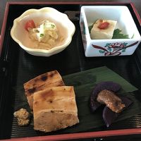 ラウンジ朝食　弁当箱入りの沖縄料理