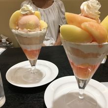 桃のパフェです。