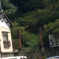 目の前には三日月村とスネークセンター