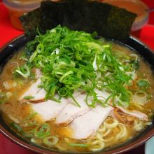 大盛チャーシュー麺、九条ねぎをトッピング