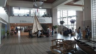 入国、出国混む