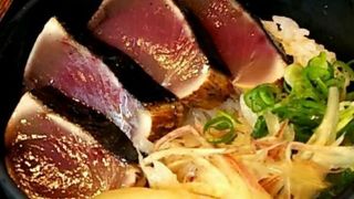 藁焼きのカツオのタタキ