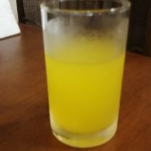 サービスのオレンジジュース。特製の割には味薄め。