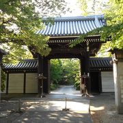 「梅里公園」の北側にある天台宗寺院