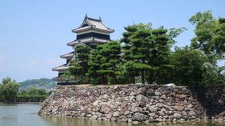 お堀越の松本城が絵になります ♪