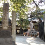 「蚕糸の森公園」の西側にある日蓮宗寺院