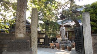 「蚕糸の森公園」の西側にある日蓮宗寺院