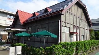 城のすぐ近く、市役所駐車場と同じ敷地です。