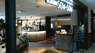 一週間前に夕食に訪れた時は貸し切りで入れなかったので今度はランチタイムに訪れました。