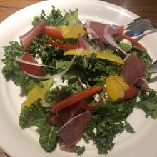 サラダランチのサラダ　生ハムが乗っています