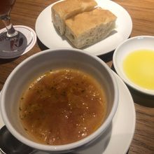 サラダランチのスープとパンのセット