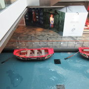 ベイサンズのショッピングモール中央の運河の船。営業時間に注意