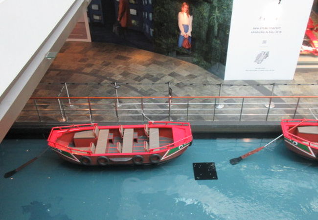 ベイサンズのショッピングモール中央の運河の船。営業時間に注意