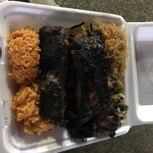 フィエスタプレート。赤いご飯は特に味はなし。