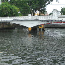 センセープ運河の橋です。センセープ運河水上バスの西端の橋です