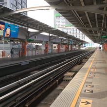 駅構内をモチっと方向から