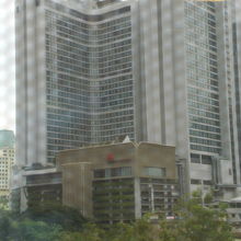 プロンポン駅の南西側にある高級ホテルマリオットの外観です。