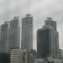 プロンポン駅の北側のノボテルホテルと北側の建物が見えます