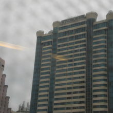 プロンポン駅の北側には、ウインザーホテルのビル外観です。