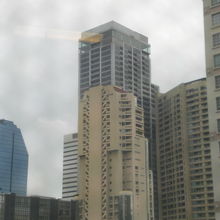 プロンポン駅のＢＴＳ線上の車窓から見た北側の高層ビル群です。