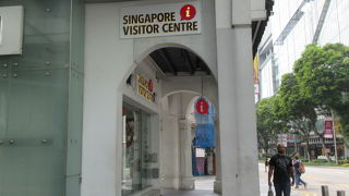 シンガポールのオーチャードは便利。ビジターセンターもJCBプラザもある。Iのマークです。